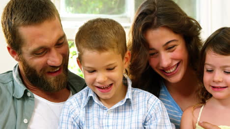 Familia-Mirando-La-Tableta