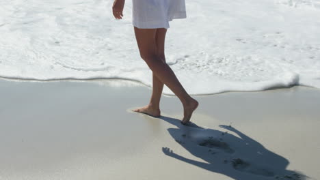 Frau-Läuft-Barfuß-Am-Strand-Entlang