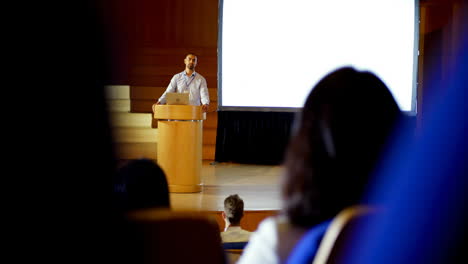 Un-Hombre-Birracial-Está-Dando-Una-Charla-En-Una-Sala-De-Conferencias.