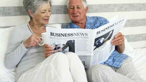 Glückliches-älteres-Paar-Liest-Zeitung
