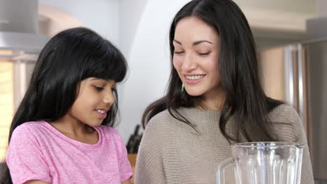 Madre-E-Hija-Cocinando-Fruta-En-La-Cocina