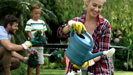 Glückliche-Familie,-Die-Gemeinsam-Im-Garten-Arbeitet-