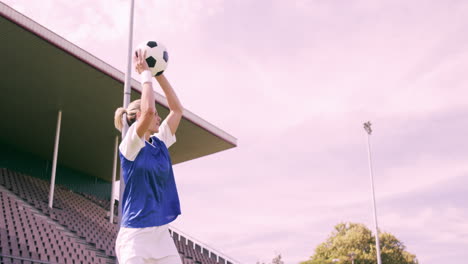 Footballspieler-Wirft-Ball