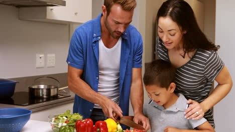 Glückliche-Familie-Bereitet-Gemüse-Zu-