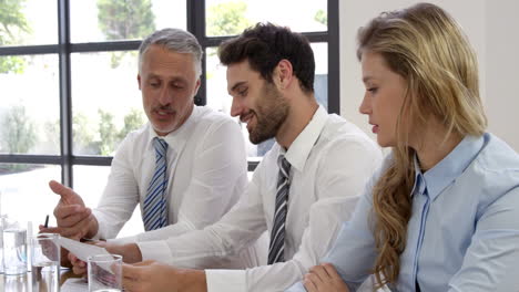 Reunión-De-Negocios-Con-Una-Mujer-De-Negocios-Mirando-A-La-Cámara