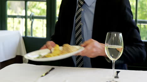 -Frustrated-man-holding-a-plate-of-meal-in-restaurant