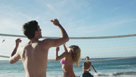 Amigos-Jugando-Voleibol-De-Playa