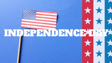 Animation-Des-Textes-Zum-Unabhängigkeitstag-Mit-Sternen-Auf-Streifen-Und-Der-Flagge-Amerikas-Auf-Blauem-Hintergrund