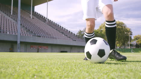 Jugador-De-Fútbol-Controlando-El-Balón