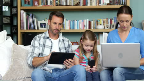 Süße-Familie-Nutzt-Technologien-Auf-Der-Couch