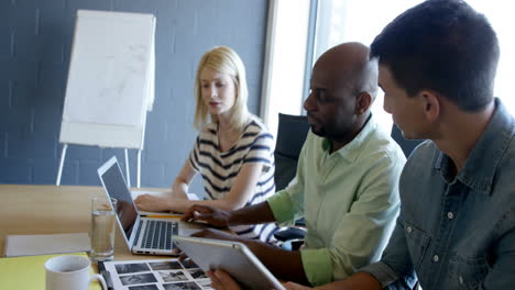 Casual-colleagues-using-a-laptop