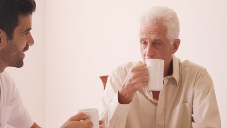 Männlicher-Arzt-Und-älterer-Mann-Interagieren-Miteinander