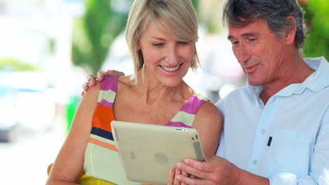 Pareja-Sonriente-Usando-Una-Tableta