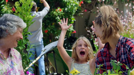 Madre-E-Hija-Haciendo-Jardinería-Juntas-