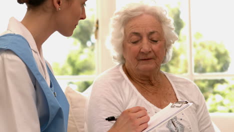 Senior-woman-talking-to-nurse
