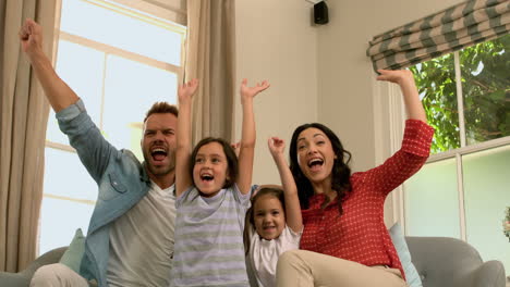 Familia-Feliz-En-El-Sofá-Animando