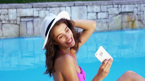 Mujer-Sonriente-Tomando-Fotos-Al-Borde-De-La-Piscina.