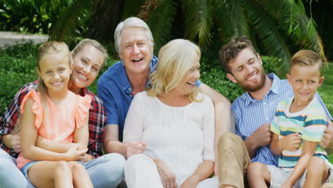 Glückliche-Familie,-Die-Zusammen-Posiert