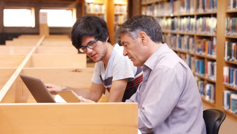 Student-Mit-Laptop-In-Der-Bibliothek