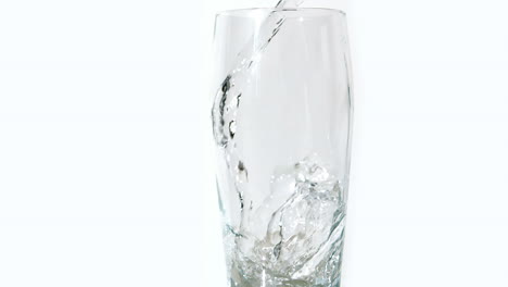 Wasser-In-Ein-Glas-Gießen