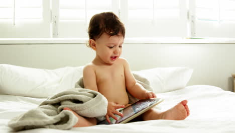 Baby-Spielt-Mit-Einem-Tablet