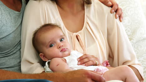 Baby-In-Den-Händen-Der-Mutter