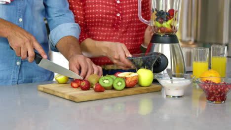 Couple-making-smoothies