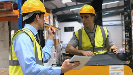 Forklift-driver-talking-with-his-manager