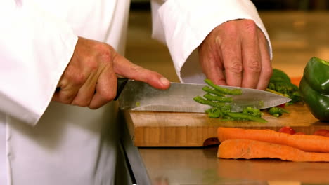 Chef-cutting-vegetables