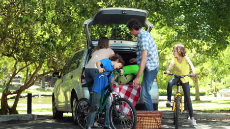 Family-unloading-car-trunk