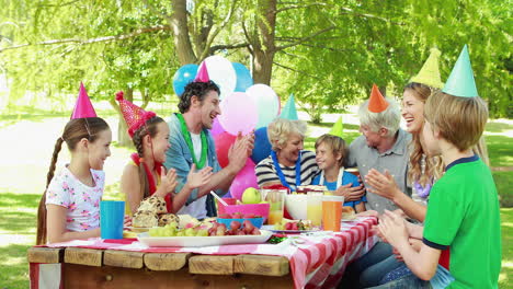 Niño-Teniendo-Una-Fiesta-De-Cumpleaños-Con-La-Familia