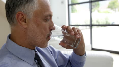 Mann-Trinkt-Wasserglas