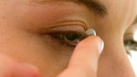 Frau-Im-Begriff,-Ihre-Kontaktlinse-Einzusetzen
