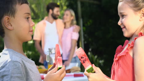 Porträt-Eines-Süßen-Bruders-Und-Einer-Schwester,-Die-Ein-Stück-Wassermelone-Halten