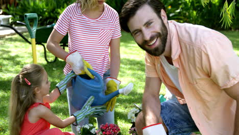 El-Retrato-Del-Padre-Sonríe-Frente-A-Su-Familia-Durante-La-Jardinería.-