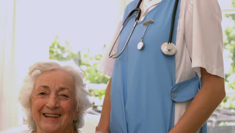 Lächelnde-ältere-Frau-Mit-Krankenschwester