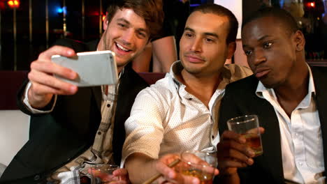Glückliche-Freunde-Machen-Selfie-Im-Nachtclub