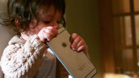 Süßes-Baby-Spielt-Mit-Smartphone