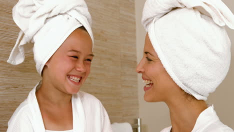Cute-mother-and-daughter-in-the-bathroom