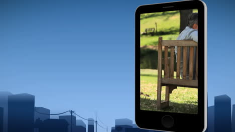 Smartphone-showing-a-senior-couple-sitting-on-a-bench