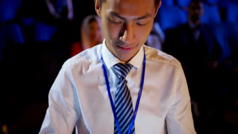 Joven-Empresario-Asiático-Usando-Tableta-Digital-Durante-Seminario-De-Negocios-En-Auditorio-4k