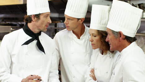 Chef-explaining-a-document-to-his-colleagues