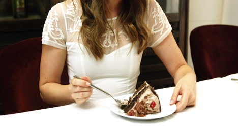 Niña-Bonita-Comiendo-Pastel-De-Chocolate