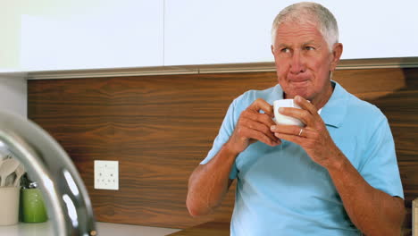 Älterer-Mann-Trinkt-Kaffee