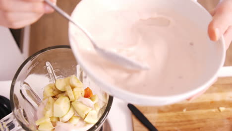 Close-up-on-a-woman-preparing-a-smoothie-