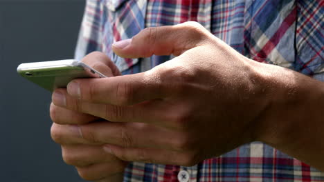 Mann-Benutzt-Sein-Telefon