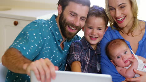 Familie-Schaut-Auf-Den-Tablet-Computer