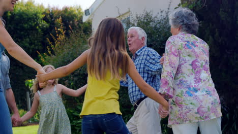 Extended-family-in-the-garden