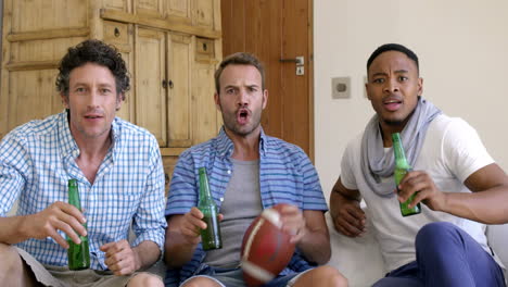 Freunde-Trinken-Ein-Bier-Und-Schauen-Sich-Ein-American-Football-Spiel-Im-Fernsehen-An