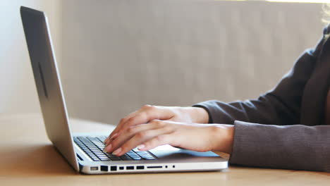 Mujer-De-Negocios-Usando-Su-Computadora-Portátil-En-El-Trabajo